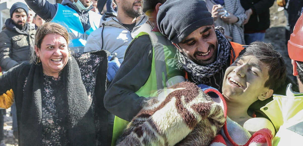 55 saat sonra enkazdan çıkarıldı annenin sevinci gözleri doldurdu