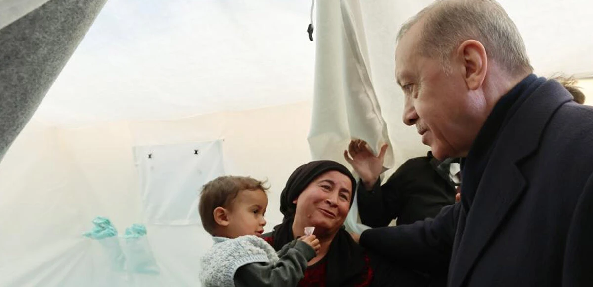 Cumhurbaşkanı Erdoğan depremzedelerle görüştü: Bu sıkıntıları inşallah aşacağız