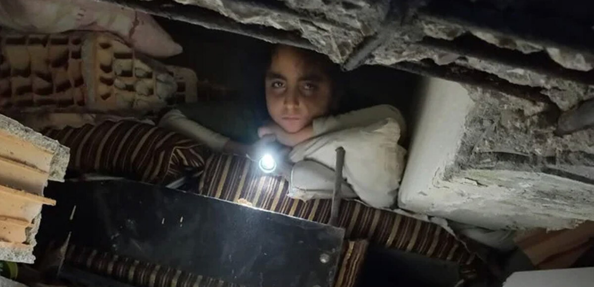 Depremin simgesi olmaya aday kare: Enkaz altında feneriyle bekleyen genç kız kurtarıldı