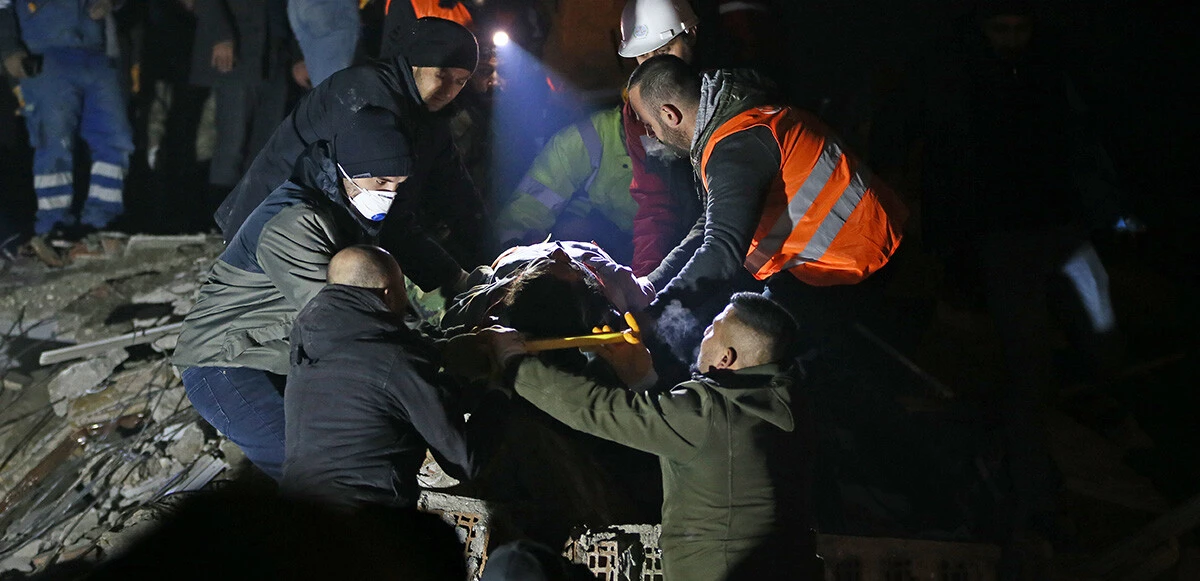 Çaresizliğin sessizliğini alkışlar bozdu: Enkaz altında kalan Mesude öğretmen 49 saat sonra kurtarıldı