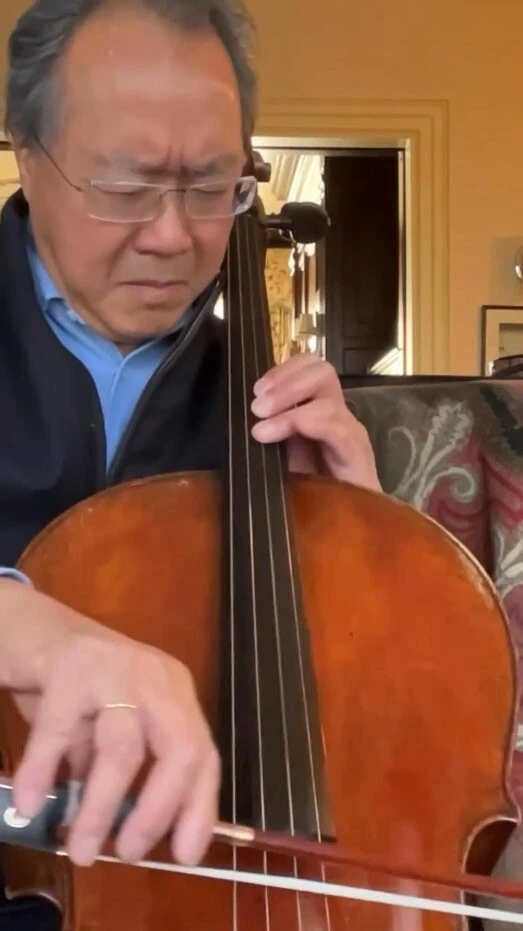 Ünlü çellist Türk sanatçının eserini ''Hayat kurtarmaya çalışan herkes için'' diyerek çaldı