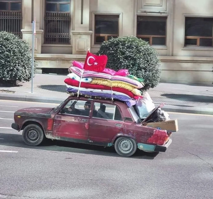 Azerbaycan halkı depremin yaralarını sarmak için için seferber oldu! Bakü sokaklarında duygulandıran kare