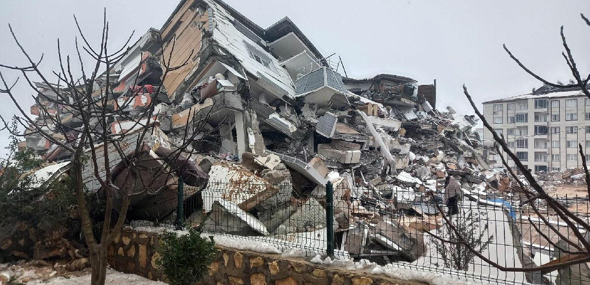 Ziyaret acıyla sonlandı: Asker oğullarını görmeye giden anne baba enkaz altında can verdi