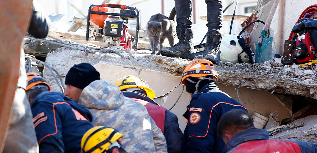 Malatya&#039;da 82 saatin ardından 2 kardeş can yoldaşlarıyla enkazdan çıkarıldı