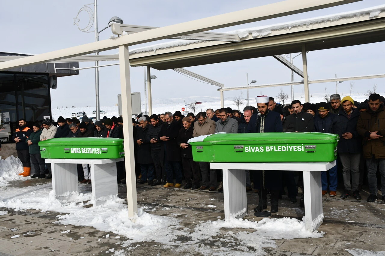 Ziyaret acıyla sonlandı: Asker oğullarını görmeye giden anne baba enkaz altında can verdi