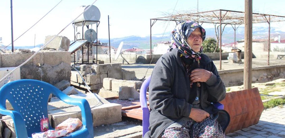 Yaşlı kadın deprem anını gözyaşları içinde anlattı: Gök gürler gibi geldi