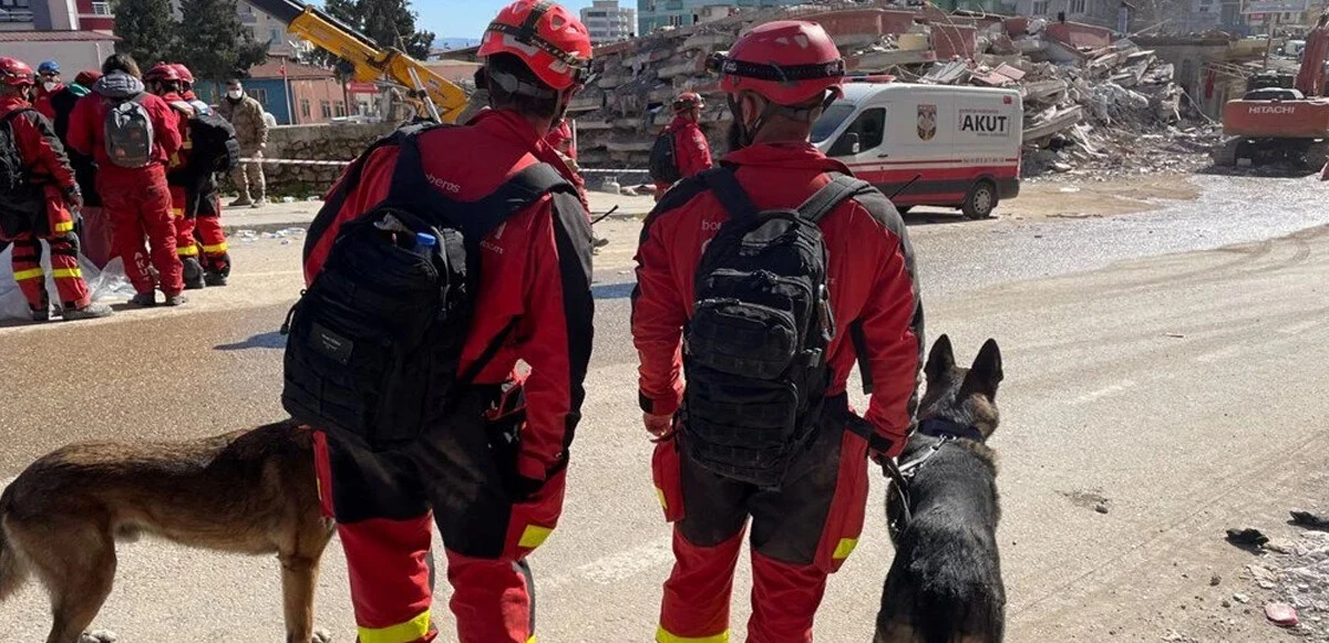 İspanyol arama kurtarma ekibinden pideli paylaşım: Kahraman olan sizlersiniz
