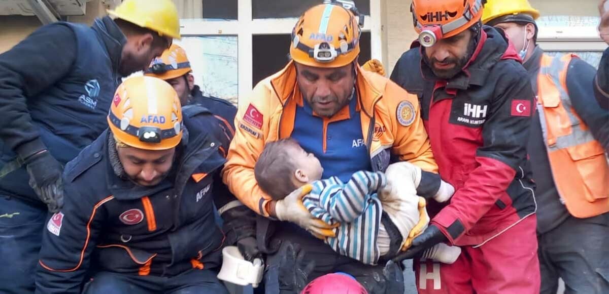 Depremin ağır yıkıma yol açtığı Hatay’da 2 yaşındaki Mert 79 saat sonra kurtarıldı!
