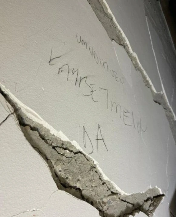 Enkaz altında duvara kazıdığı yazı içleri ısıttı: Umudunu kaybetme