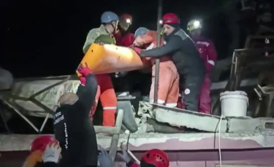 Deprem bölgesinden 87 saat sonra umut dolu haberler gelmeye devam ediyor: 8 yaşındaki Ali'nin korkusu gözlerinden okundu
