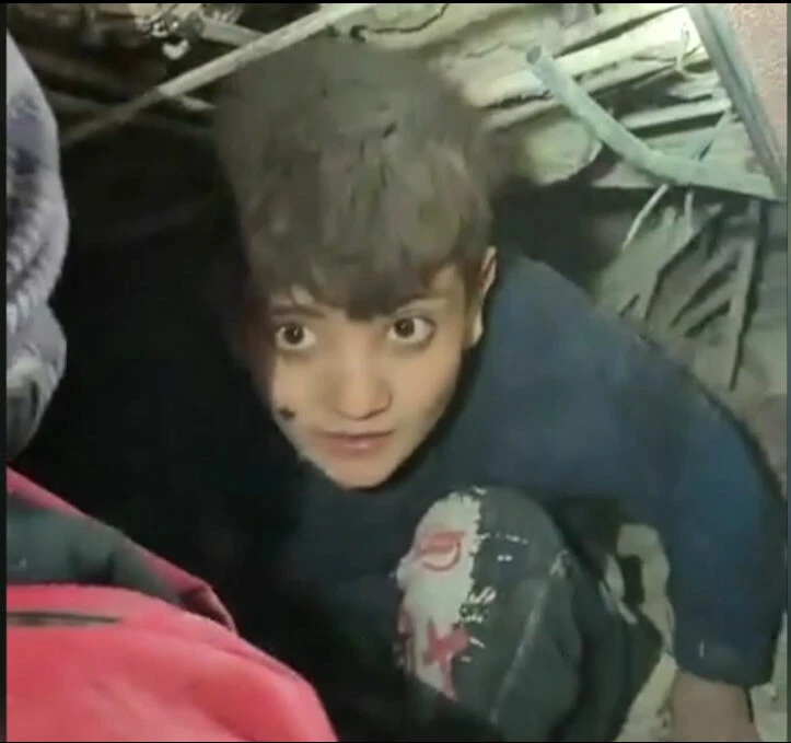 Enkaz altında simit isteyen çocuk kendisini kurtaran ekiplere böyle sarıldı