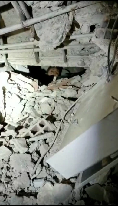 Enkaz altında simit isteyen çocuk kendisini kurtaran ekiplere böyle sarıldı