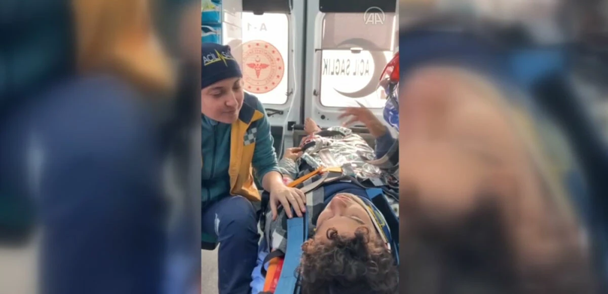 Enkazdan çıkan gencin sorusu karşısında sağlıkçılardan alkışlık hamle