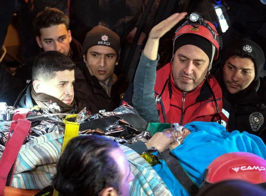 Kahramanmaraş'ta yürekleri ısıtan an: Depremden 92 saat sonra kurtarılan Hatice el sallayarak çıktı