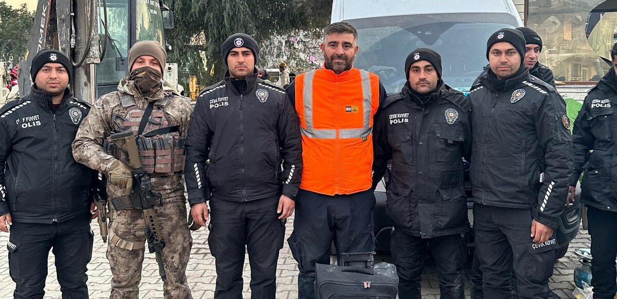 Belediye çalışanından takdir toplayan hareket: 4 milyon dolar dolu çantayı polislere teslim etti