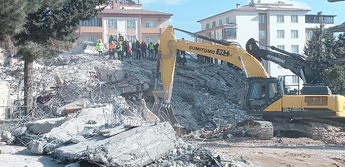 Depremde 20 bini aşkın kişi hayatını kaybetti.