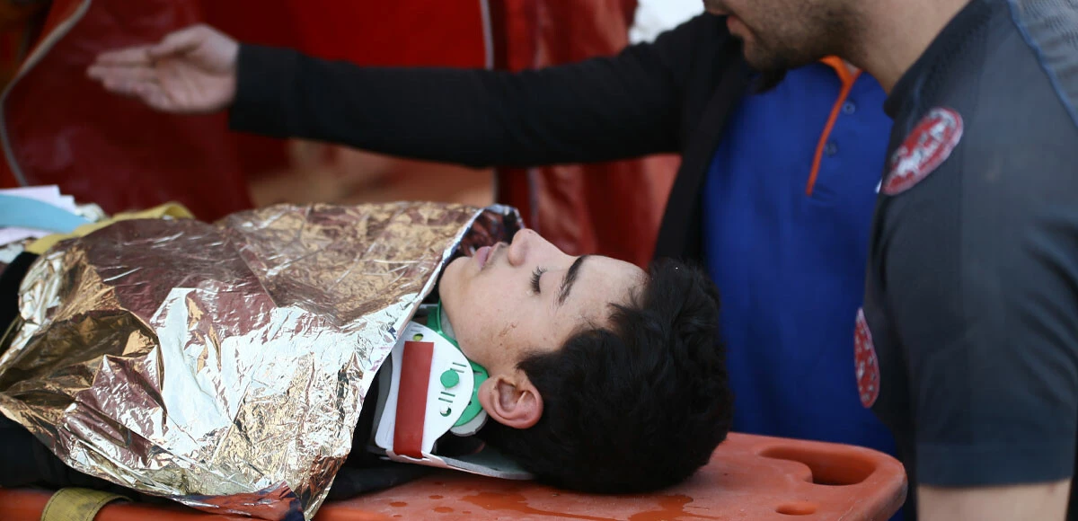 Hatay'dan bir umut dolu haber daha: 128. saatte 13 yaşındaki Arda enkazdan sağ olarak çıkarıldı