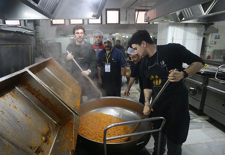 İtalyan şef Danilo, depremzedeler için Malatya’da mutfağa girdi: Bu ülkenin parçası olmak benim için onurdur!