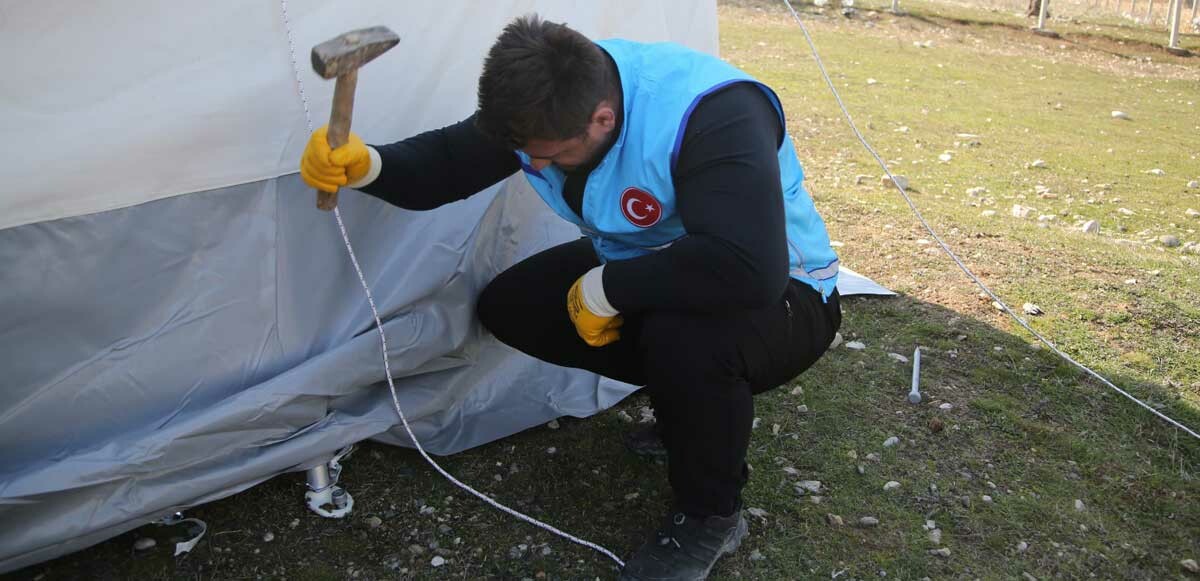 Milli güreşçi Rıza Kayaalp, depremzedeler için çadır kurdu