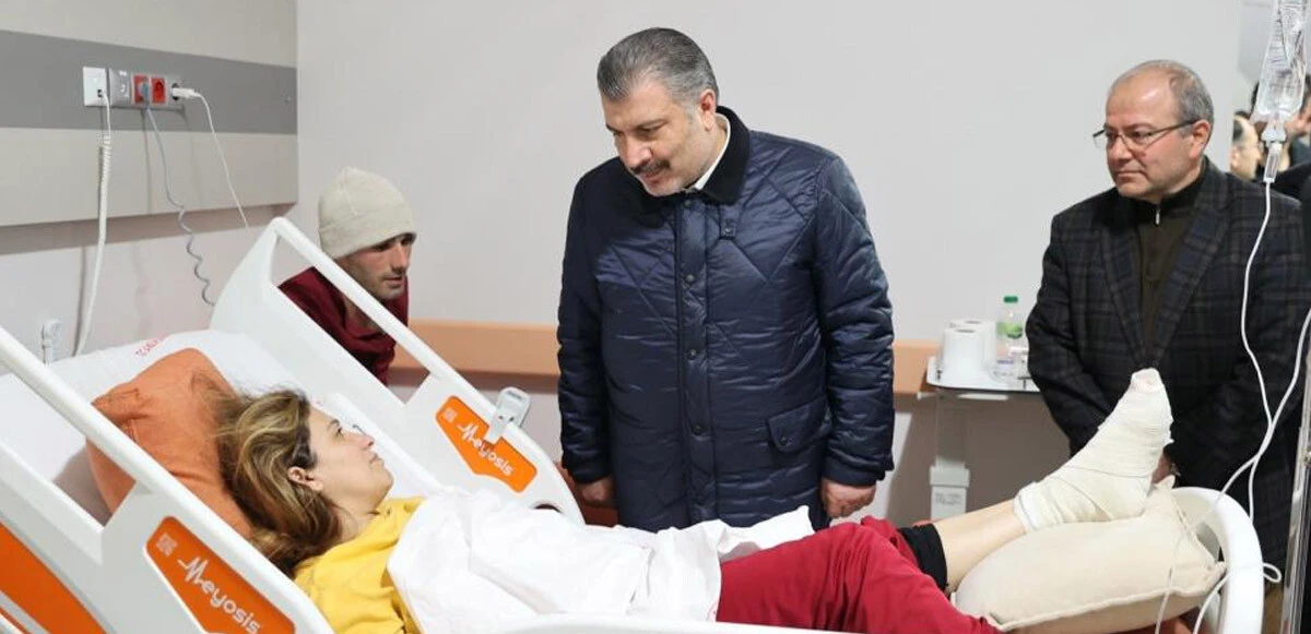 Bakan Koca, hastanede depremzede çocukları ziyaret etti