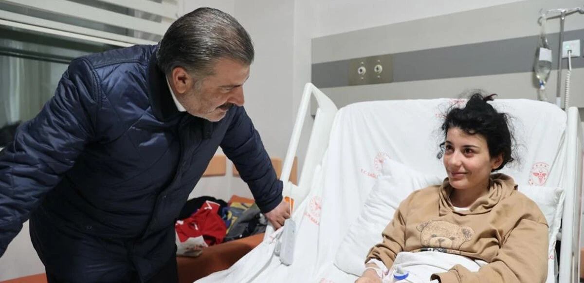 Bakan Koca, hastanede depremzede çocukları ziyaret etti