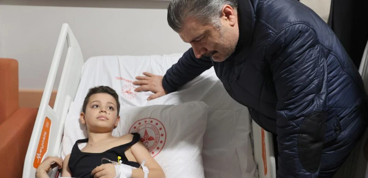 Bakan Koca, hastanede depremzede çocukları ziyaret etti