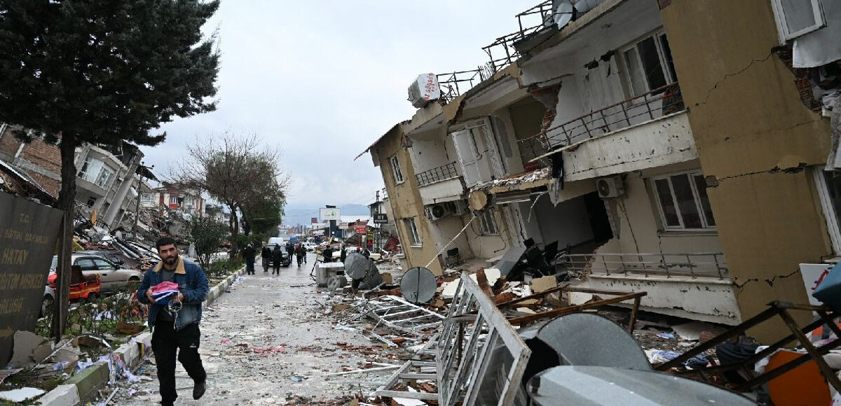 Deprem bölgelerinde enkazların üzerine yazılan yazı yürekleri dağladı!