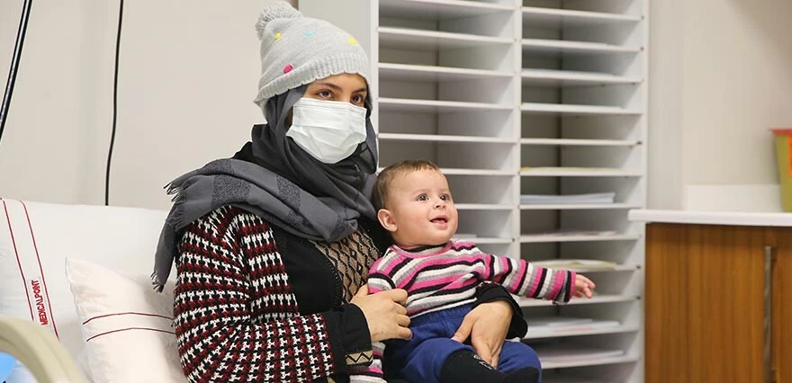Duygusal anlar… Depremde enkazdan çıkarılan anne ile bebeği 8 gün sonra kavuştu