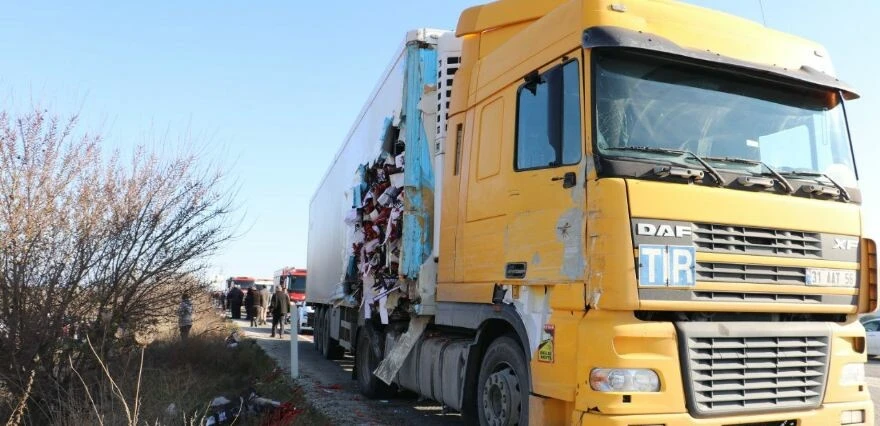 Manisa'da tır ile işçi servisi çarpıştı: 23 kişi yaralandı