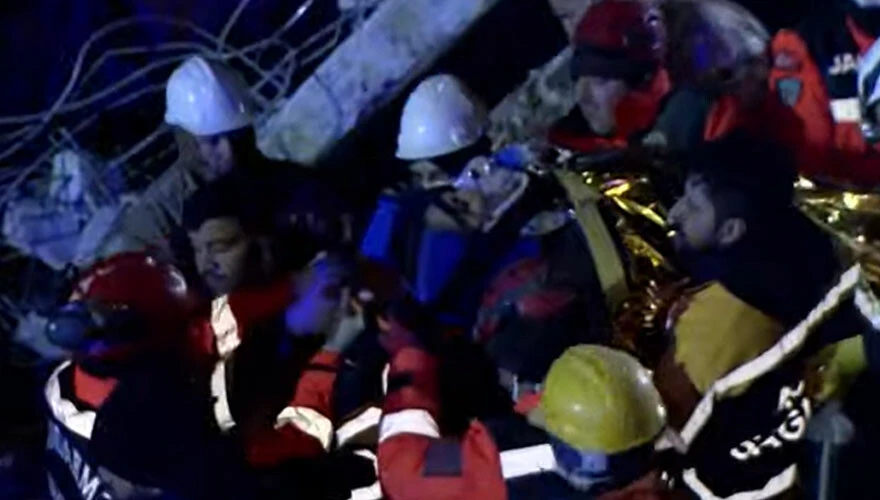 Son dakika! Deprem bölgelerinden umut dolu haberler: Felaketten günler sonra sağ olarak çıkarıldılar