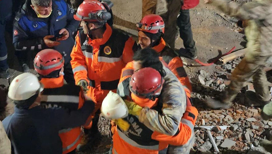 Son dakika! Adıyaman'da 165. saatte acı kurtuluş: 3 çocuğunu kaybeden Naime Şakar sağ çıkarıldı