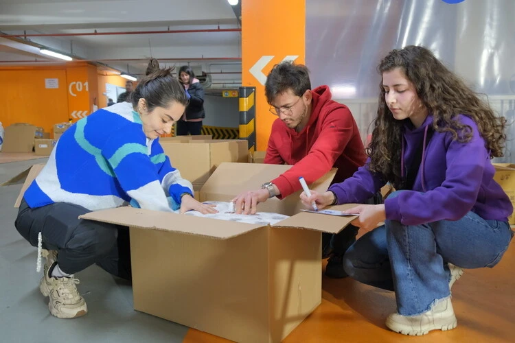 Yabancı gönüllüler depremzedelere yardım için seferber oldu