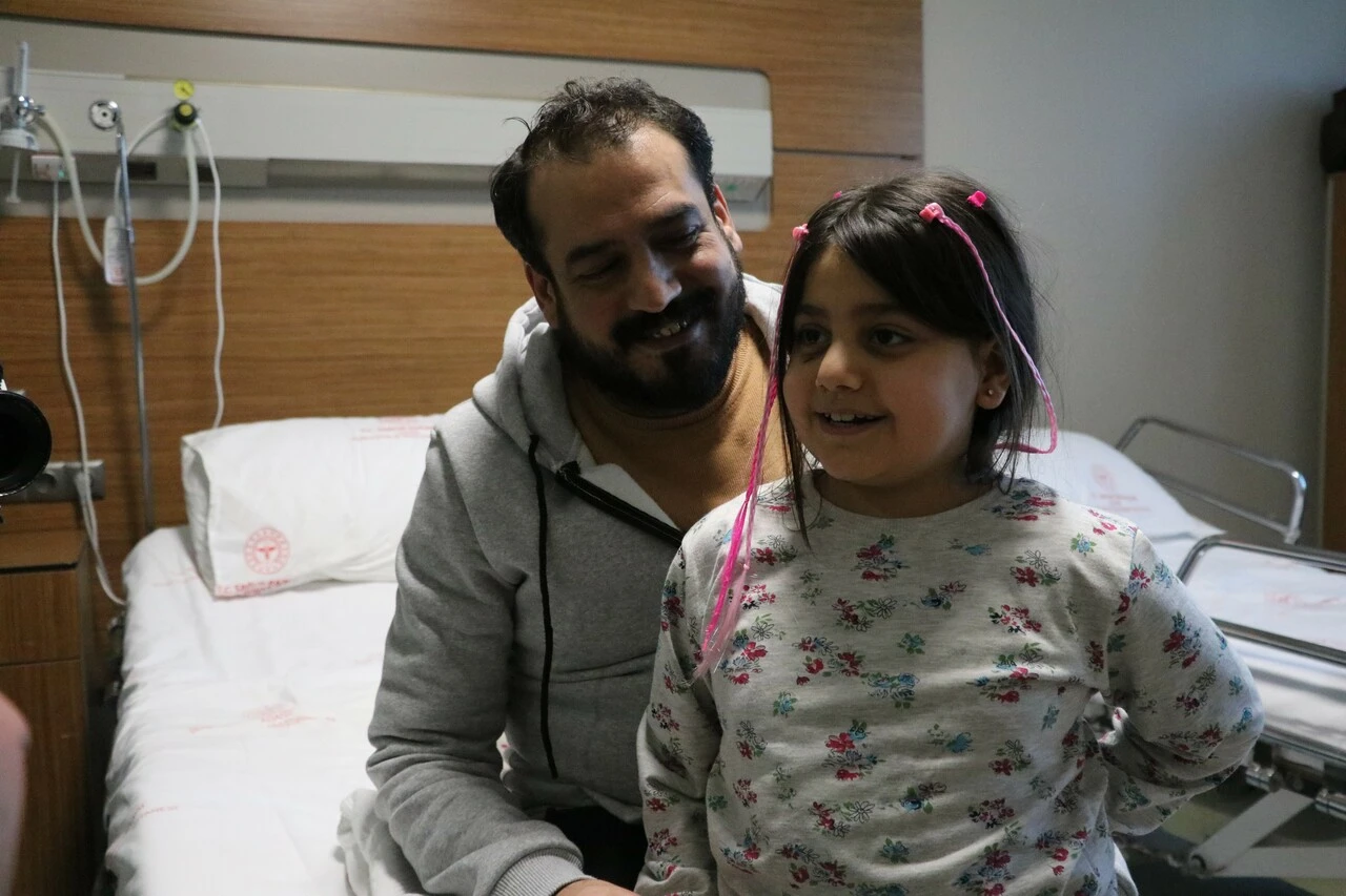 101 saat kaldığı enkaz altında babasıyla oyun oynamış