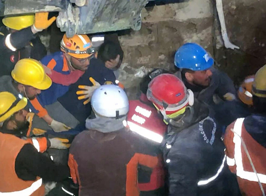 Son dakika! 207. saatte sevindiren kurtuluş: 13 yaşındaki Berat Yücel enkazdan annesinin fotoğrafı ile çıktı