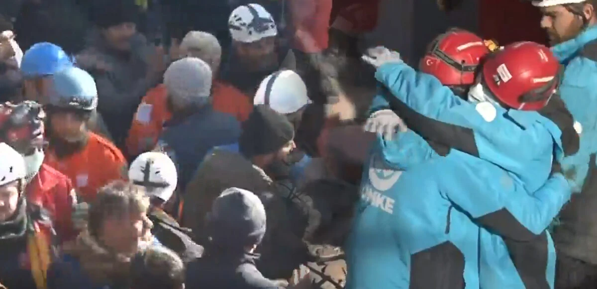 İyiyim mesajını eliyle verdi! 18 yaşındaki Muhammed kurtarıldı