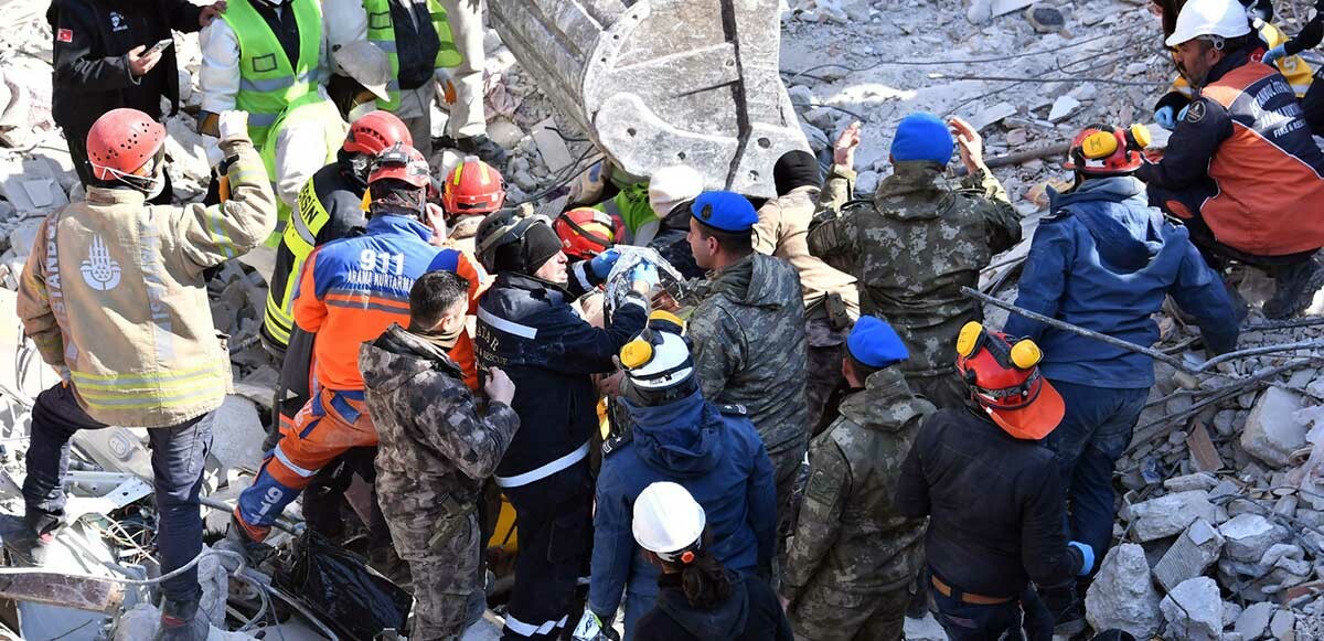 201 saat sonra enkazdan kurtarılan Emine öğretmenin tedavisi yoğun bakımda sürecek