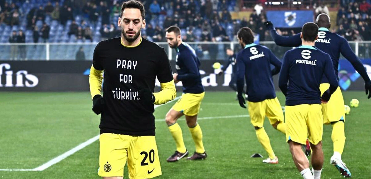 Hakan Çalhanoğlu, 'Türkiye için dua et' yazılı tişörtle ısınmaya çıktı
