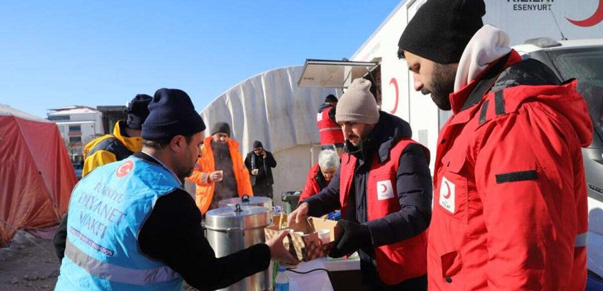 Kızılay gönüllüleri depremin etkisi geçene kadar bölgede kalacak