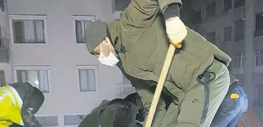 Mehmet Topal deprem bölgesinde vatandaşların yardımına koştu! Hem kürekle enkaz çalışmasına katıldı, hem de yemek dağıttı