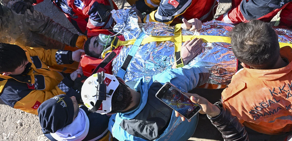 İyiyim mesajını eliyle verdi! 18 yaşındaki Muhammed kurtarıldı