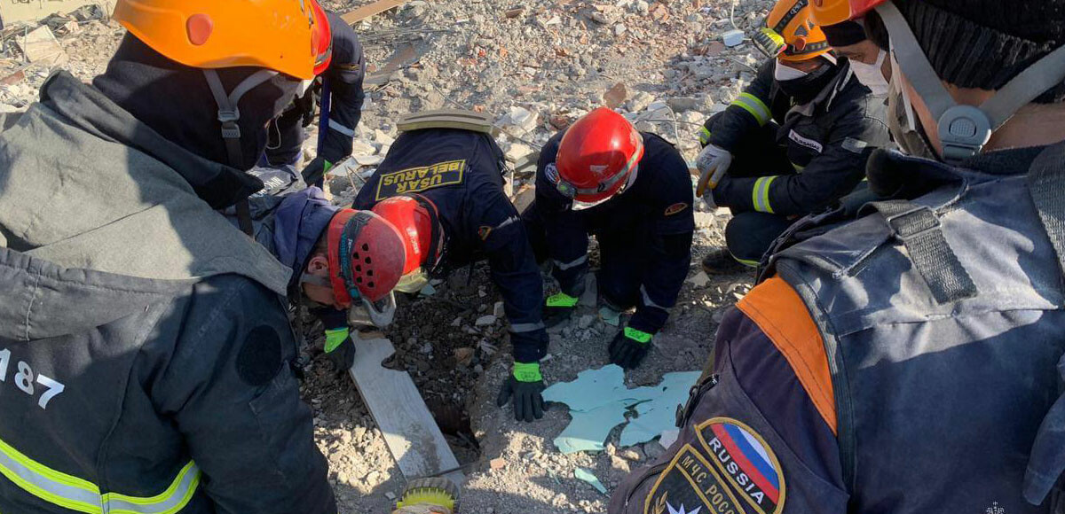 Rus arama kurtarma ekibi enkazda buldu! Hemen polise koştu