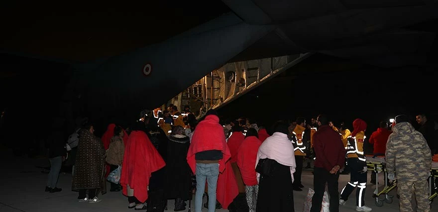 Depremde enkazdan kurtarılan 49 yaralı uçakla İstanbul’a getirildi