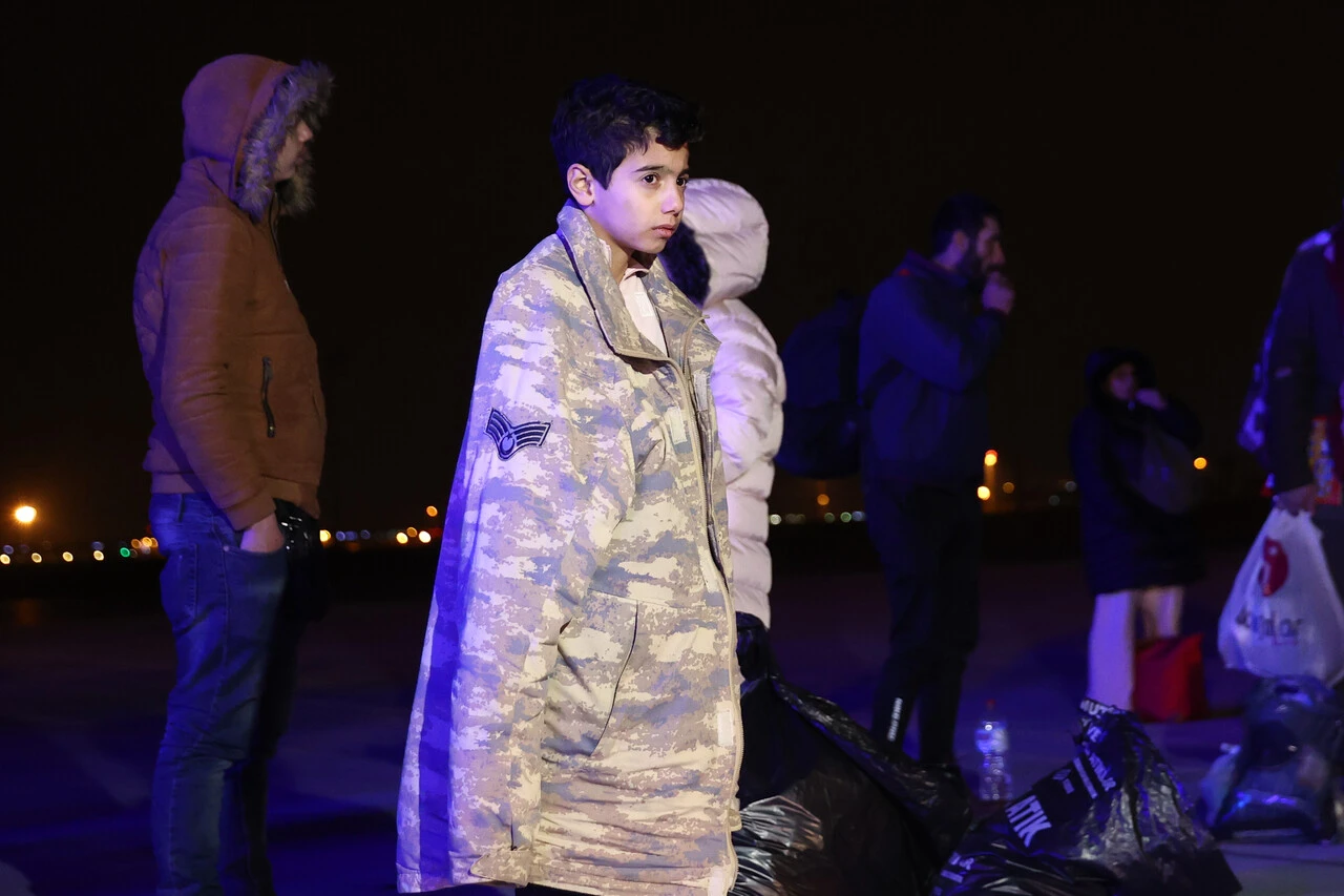 Depremde yaralanan 30 kişi İstanbul'a getirildi