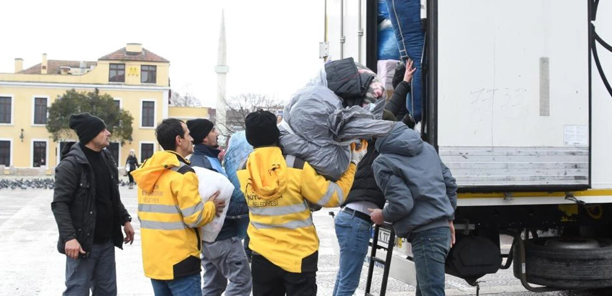 Sen ne güzel bir çocuksun... Minik Özlem biriktirdiği parayla depremzedelere battaniye aldı