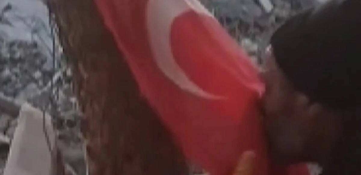 Tüyleri diken diken eden o an! Depremzede bayrağı öptü ‘Vatansız bırakma Ya Rab!’ diye ağladı
