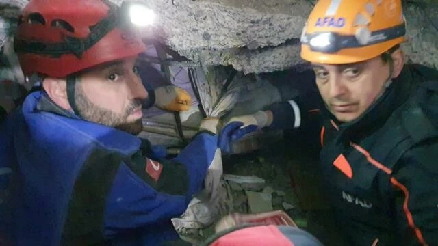 Eşi ve bebeğine siper olan baba enkazdan çıkamadı! Ailesi için son fedakarlığı herkesi ağlattı