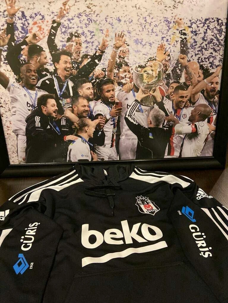 Beşiktaş'ın eski teknik direktörü Önder Karaveli, Süper Kupa maçındaki eşofmanını depremzedeler için sattı
