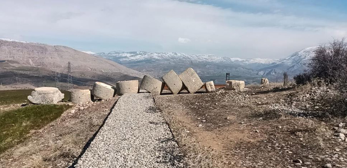 Adıyaman&#039;da korkutan görüntü: Tarihi sütunlar yıkıldı