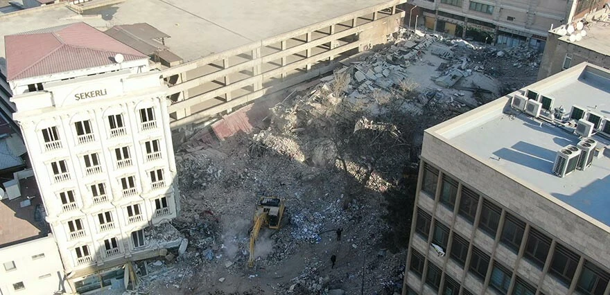 Ne asmak istedikleri tabela ne de otel kaldı! Tahrip edilen kolonlarla birlikte yerle bir oldu