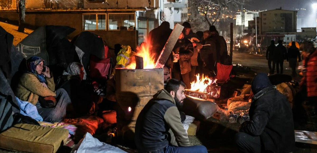 Gece boyunca enkaz altındaki yakınlarından haber beklediler